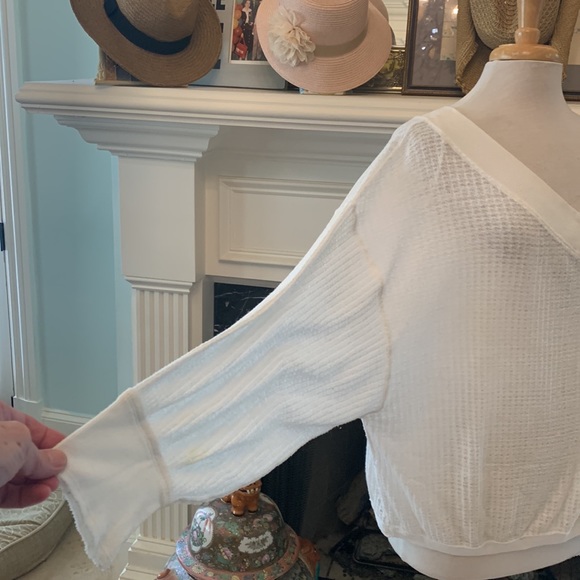“Free People” amazing v-neck wide sleeve top - Picture 3 of 5